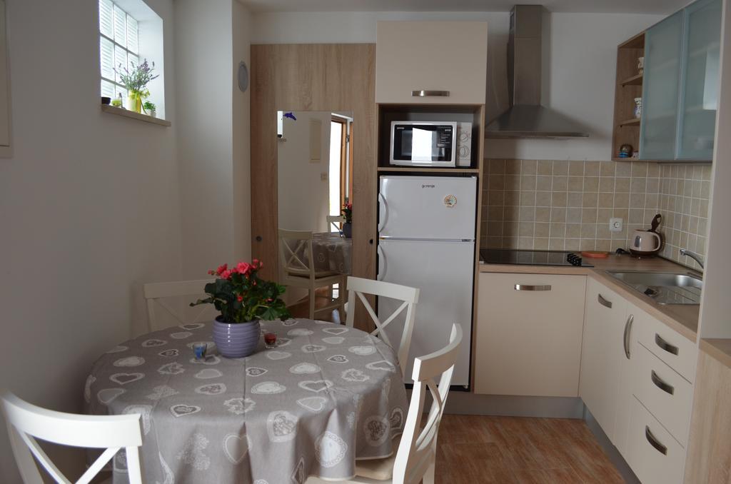 Apartments Lora Башка Екстер'єр фото